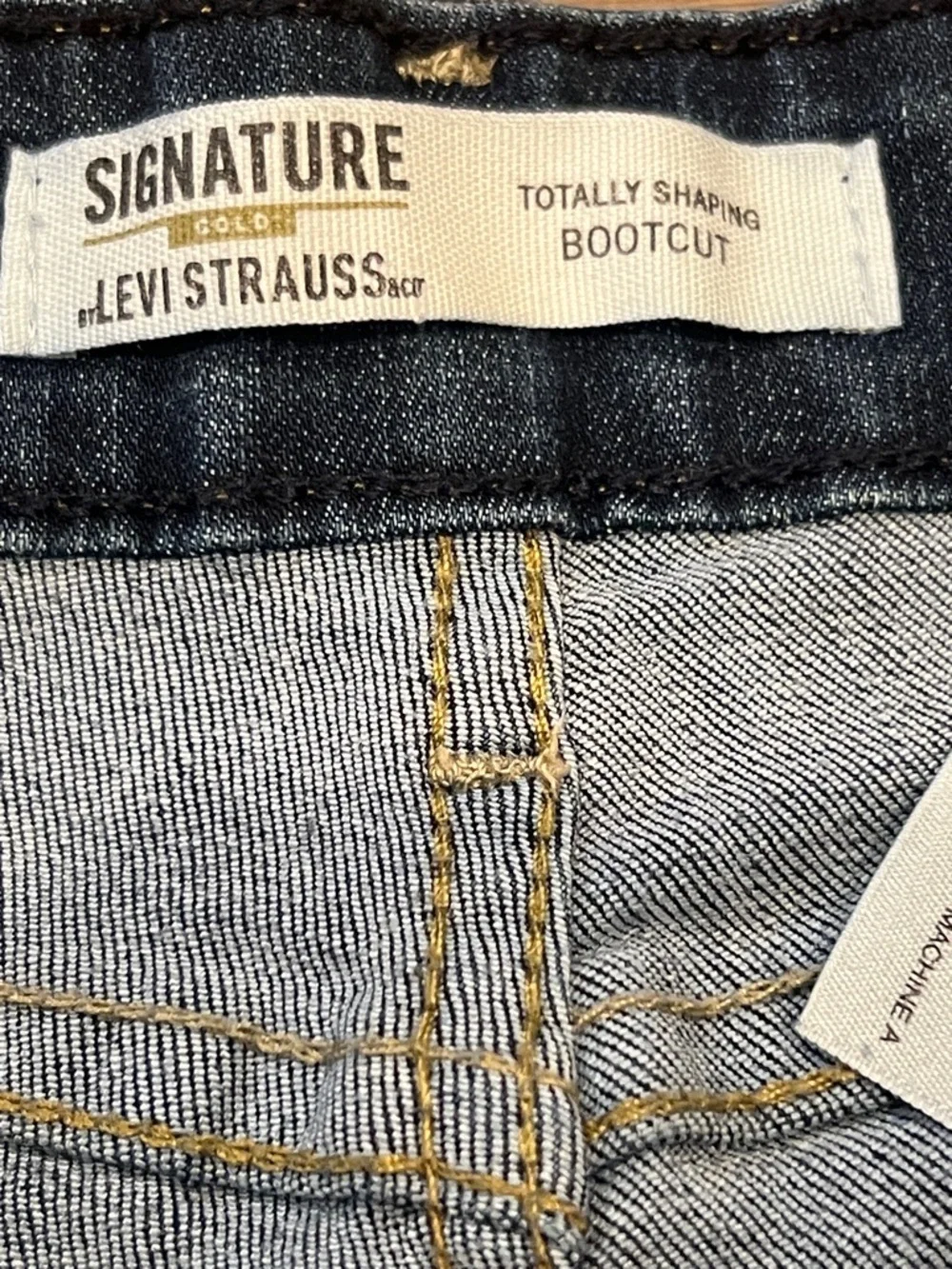 Signature by Levi Strauss Totally Shaping Bootcut Jeans Size 2S - Picture 7 of 12